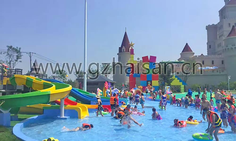合家欢乐的儿童嬉水天地