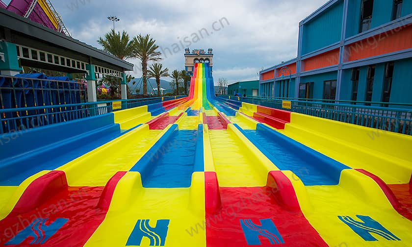浙江宁波大目湾阿拉的海水上乐园竞赛滑道