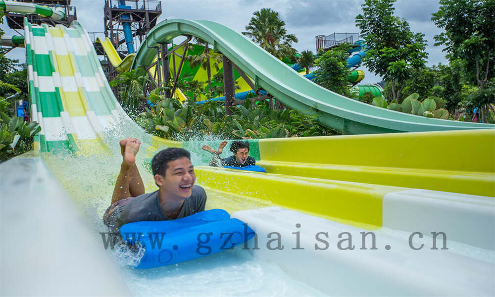 水上滑梯大型盛宴，畅享激流勇进的快感
