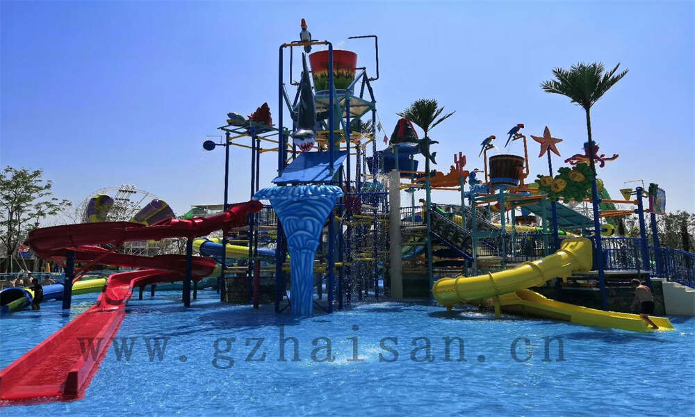 水上乐园漏斗水滑梯，刺激好玩