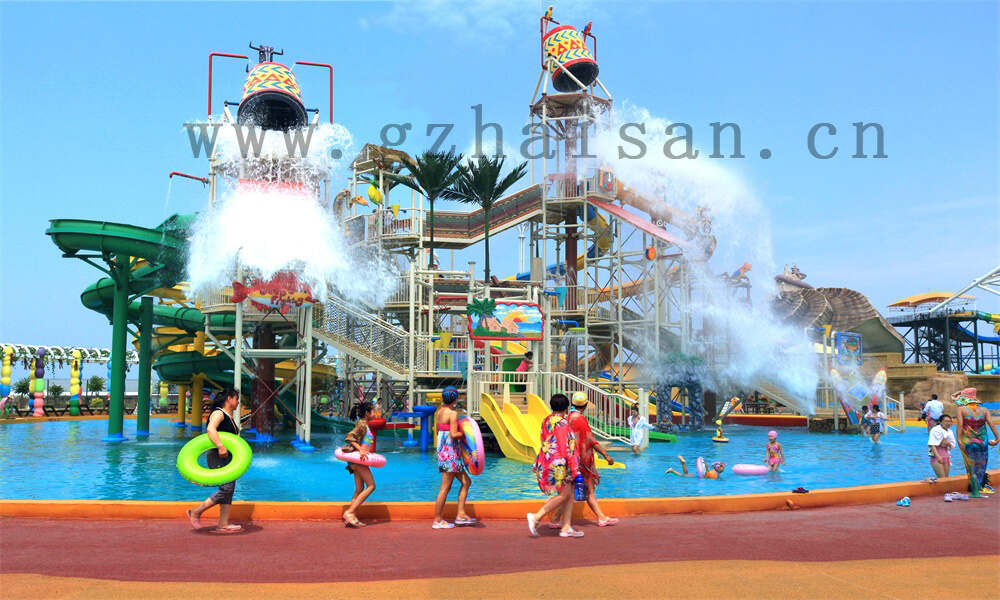 水上彩虹滑梯，畅享清凉夏日