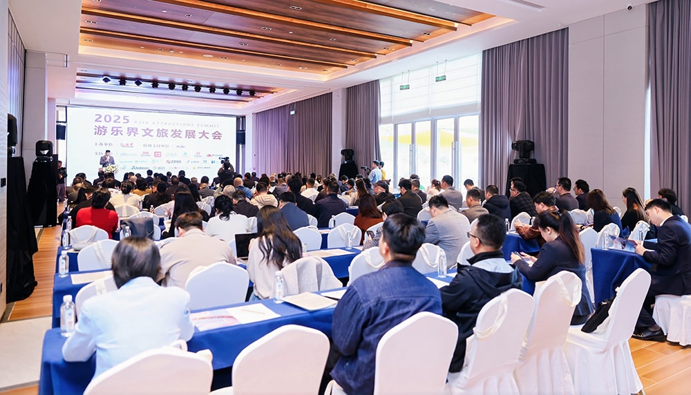 科技铸就非凡体验，专业成就行业标杆——J9国际站登录游乐荣膺2025金冠奖“杰出水滑道设备奖”